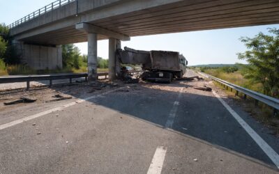 Un TIR încărcat cu carne a intrat într-un picior de pod pe A1, la Uliești