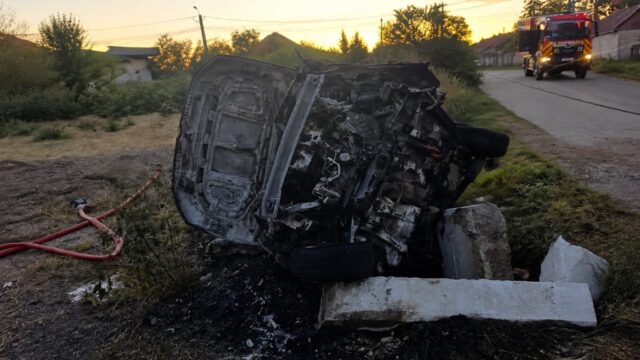 Accident mortal la Fântâna Mare. Doi băieți de 16 ani au ars în mașina lovită de pod