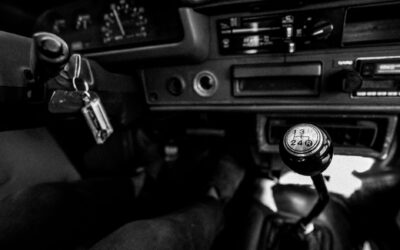 Ții ambreiajul apăsat la semafor și lași mașina în treapta întâi. Ce se uzează și cât te poate costa