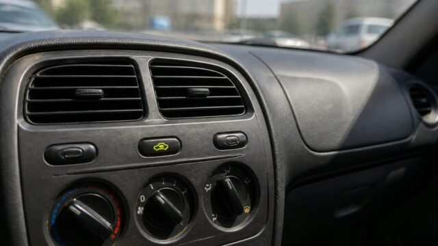 Potrivit Mediafax, butonul de recirculare a aerului răcește mai repede mașina, dar nu trebuie lăsat pornit prea mult