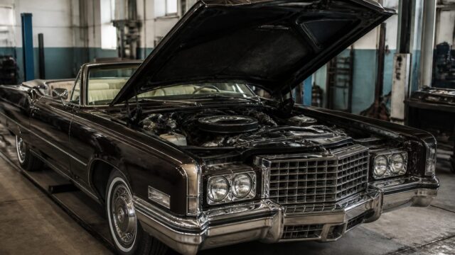 Cadillac Eldorado din 1973, verificat la RAR Iași. Are 5,66 metri și aproape doi metri lățime