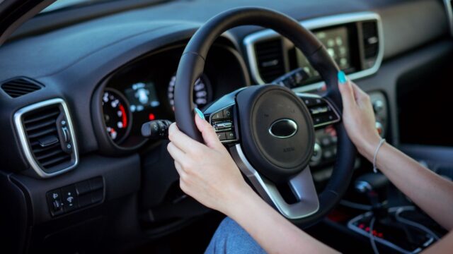 În ambuteiaj, claxonul nu mișcă mașinile din față și îi încinge pe șoferii din coloană 2 În ambuteiaj, claxonul nu mișcă mașinile din față și îi încinge pe șoferii din coloană