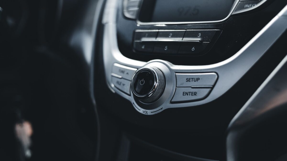 Volvo pregătește revenirea unor comenzi fizice, alături de ecranul central