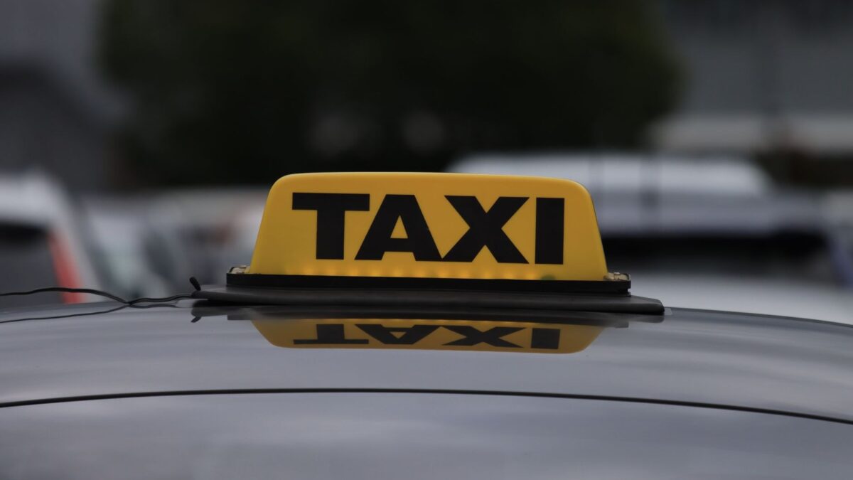 Poliția intensifică verificările la aeroporturi. Taxiurile și mașinile de transport alternativ sunt controlate 1 Poliția intensifică verificările la aeroporturi. Taxiurile și mașinile de transport alternativ sunt controlate