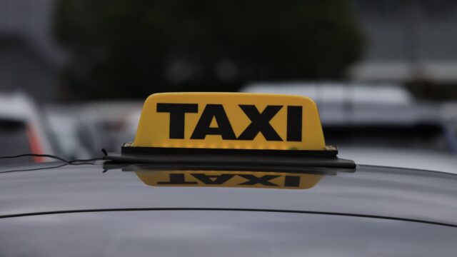 Poliția intensifică verificările la aeroporturi. Taxiurile și mașinile de transport alternativ sunt controlate