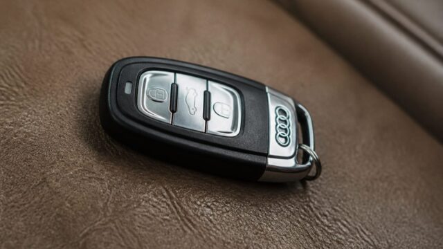 Copil român de 9 ani, prins conducând haotic un Audi Q7 în Marsilia, în timp ce tatăl ținea volanul cu o mână din dreapta