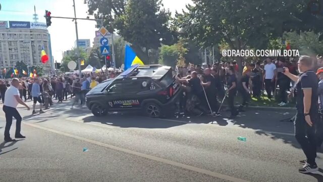 De ce nu a putut fi răsturnat Dusterul Jandarmeriei la protest. Cum au lucrat roțile bracate și suspensia 2 De ce nu a putut fi răsturnat Dusterul Jandarmeriei la protest. Cum au lucrat roțile bracate și suspensia