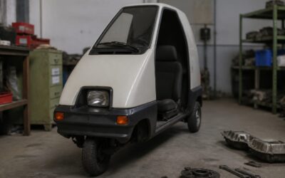 Un Fiat Panda din 1993 este prezentat drept cea mai îngustă mașină din lume, cu o lățime de 50,2 centimetri