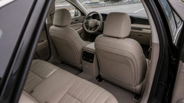 Hyundai Grandeur facelift mizează pe confort, dar motorul de bază de 2,5 litri cere compromisuri. Ce versiune merită 14 Hyundai Grandeur facelift mizează pe confort, dar motorul de bază de 2,5 litri cere compromisuri. Ce versiune merită