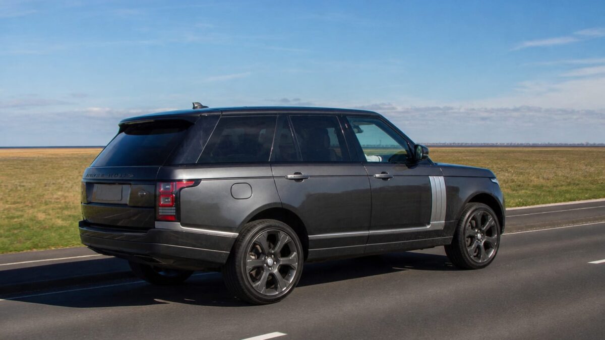 Jaguar Land Rover taie aproximativ 4.000 de posturi în următorii doi ani. Sunt vizate în principal birourile