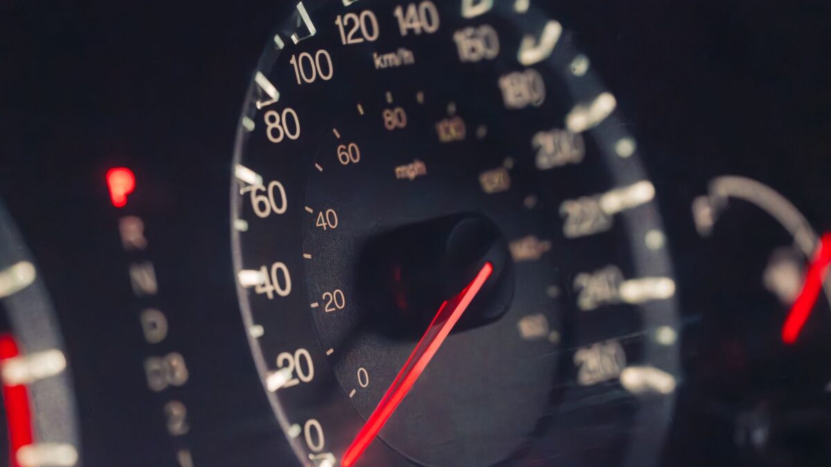 O viteză de 101 km/h poate trece pragul de suspendare. Curtea Constituțională reanalizează regula radarului 1 O viteză de 101 km/h poate trece pragul de suspendare. Curtea Constituțională reanalizează regula radarului