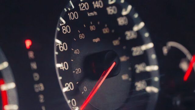 O viteză de 101 km/h poate trece pragul de suspendare. Curtea Constituțională reanalizează regula radarului 14 O viteză de 101 km/h poate trece pragul de suspendare. Curtea Constituțională reanalizează regula radarului
