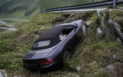 Un Maserati GranCabrio a ieșit de pe Transfăgărășan și s-a oprit într-o râpă, fără victime