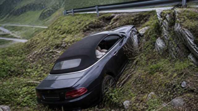 Un Maserati GranCabrio a ieșit de pe Transfăgărășan și s-a oprit într-o râpă, fără victime