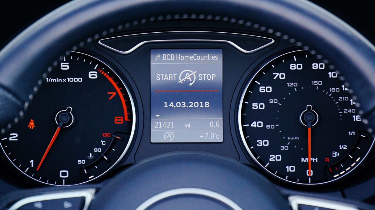Mașinile moderne colectează până la 25 GB de date pe oră despre șoferi. Ce informații pleacă spre producători