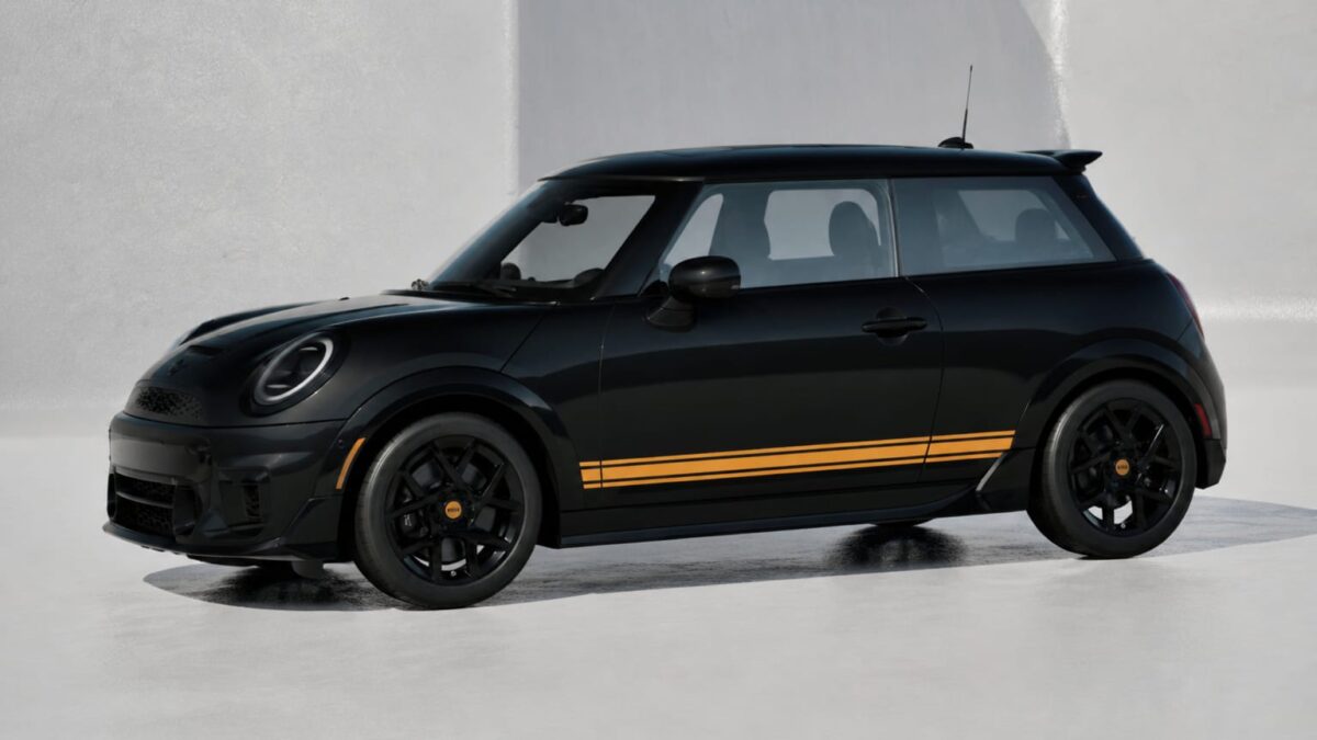 Mini 1998 GT costă 38.225 de dolari și ia suspensia JCW. Ce primești în plus și ce pierzi la motor
