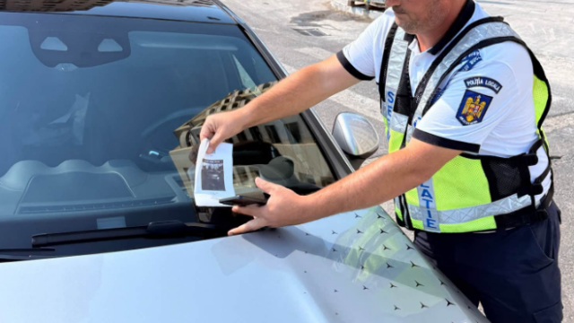 Un șofer din București a fost amendat după ce a lăsat mașina pe trotuar, lângă o trecere de pietoni 2 Un șofer din București a fost amendat după ce a lăsat mașina pe trotuar, lângă o trecere de pietoni