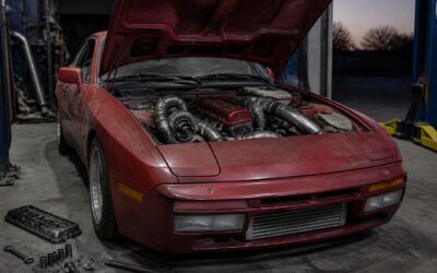În atelier, după aproximativ un an de lucrări, Porsche-ul 944 al lui Tom Gorelik a ajuns să meargă singur
