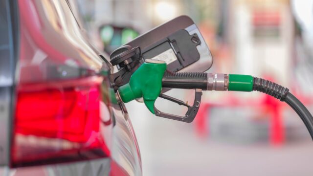 Planul UE pentru mașinile noi după 2035 se schimbă. Benzina și motorina pot rămâne mai mult în showroom