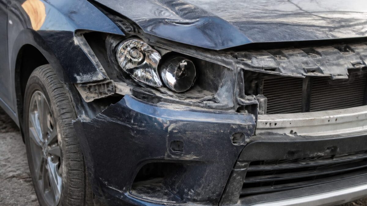 Un șofer de 19 ani din Craiova a intrat cu mașina în trei chioșcuri cu flori după ce a ajuns pe linia de tramvai
