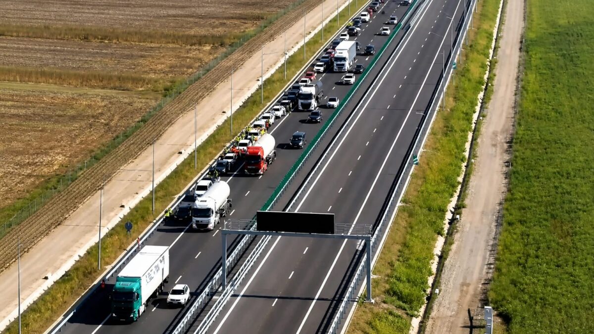 A mers pe contrasens pe A1, a lovit trei mașini și și-a continuat drumul. Permis suspendat pentru cinci luni 1 A mers pe contrasens pe A1, a lovit trei mașini și și-a continuat drumul. Permis suspendat pentru cinci luni
