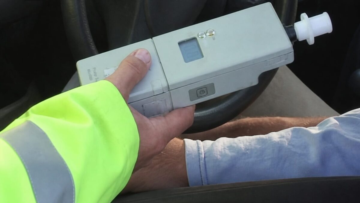 Șofer de 97 de ani, depistat în Argeș cu permisul suspendat și alcool la volan. A primit amendă