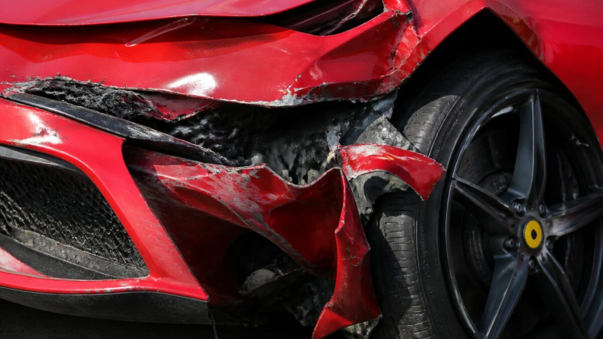 Șoferul Ferrari-ului care a lovit patru mașini în Sibiu a fost reținut 24 de ore, cu 2,18 g/l alcool în sânge 1 Șoferul Ferrari-ului care a lovit patru mașini în Sibiu a fost reținut 24 de ore, cu 2,18 g/l alcool în sânge