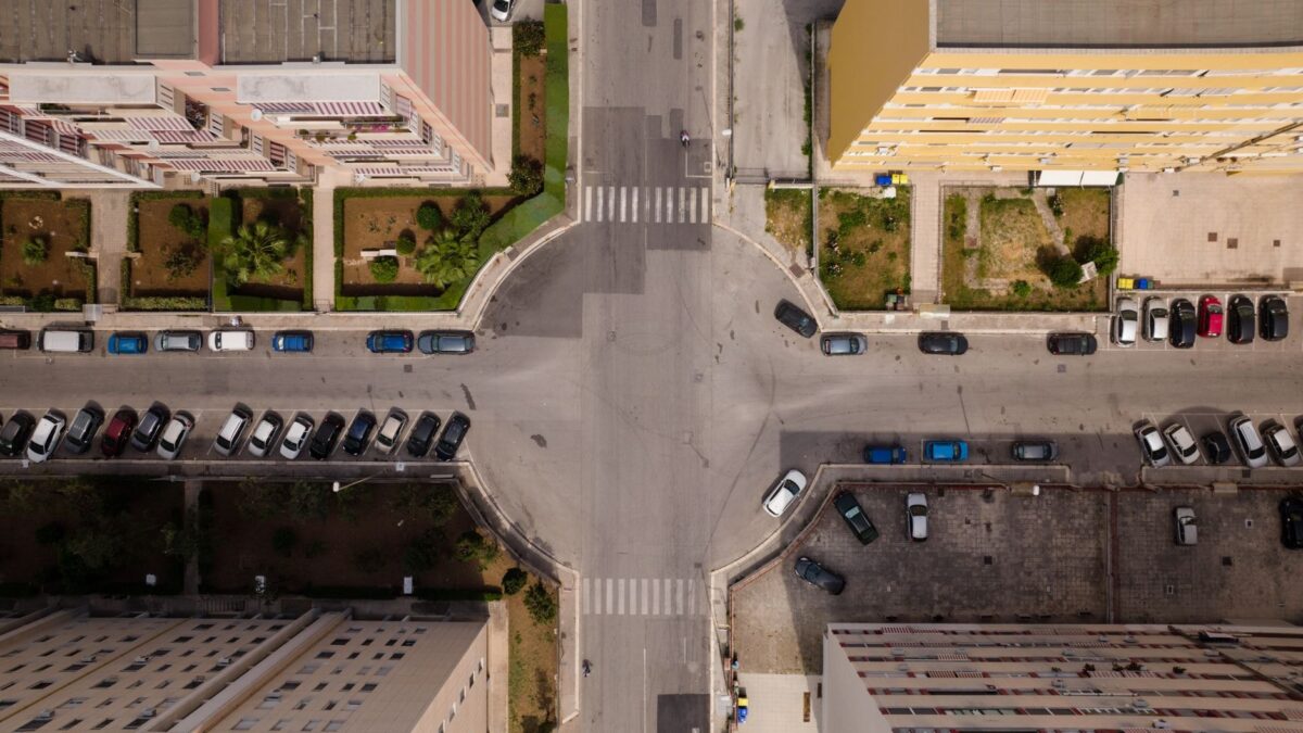 Blocarea intersecției pe verde poate aduce o amendă de 4.325 lei. Unde trebuie oprită mașina la semafor 1 Blocarea intersecției pe verde poate aduce o amendă de 4.325 lei. Unde trebuie oprită mașina la semafor