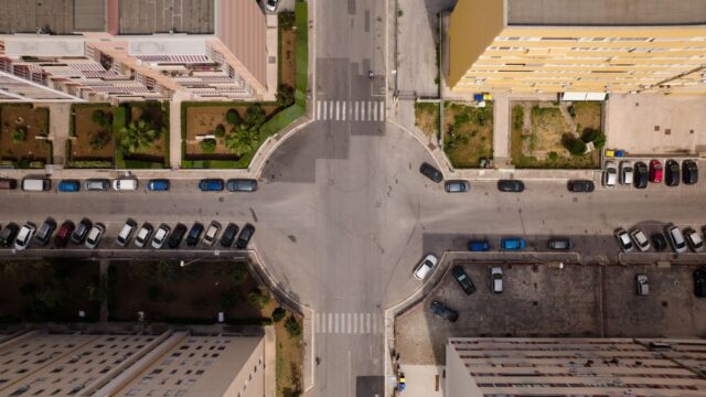 Blocarea intersecției pe verde poate aduce o amendă de 4.325 lei. Unde trebuie oprită mașina la semafor
