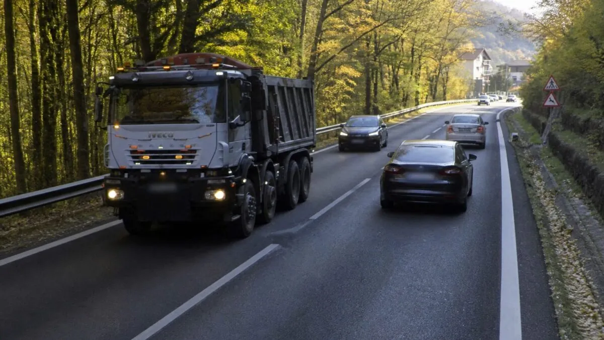 Șoferii de TIR prinși pe sectorul restricționat dintre Călimănești și Câineni au primit 79 de amenzi