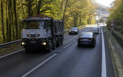 Șoferii de TIR prinși pe sectorul restricționat dintre Călimănești și Câineni au primit 79 de amenzi