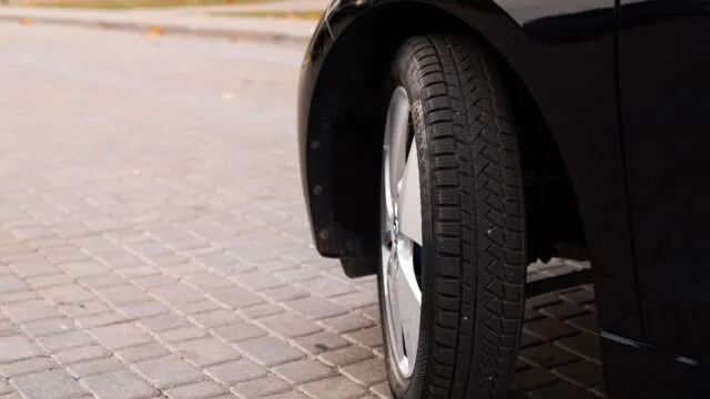 Când se poate schimba un singur pneu la un 4×4 și ce verificări protejează transmisia de uzura prematură