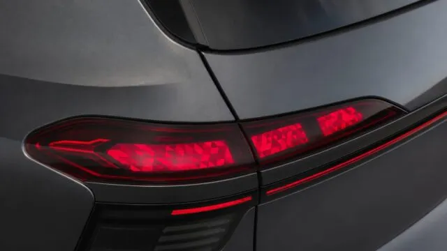 Audi Q9 aduce stopuri OLED curbate, prezentate de marcă drept o premieră mondială