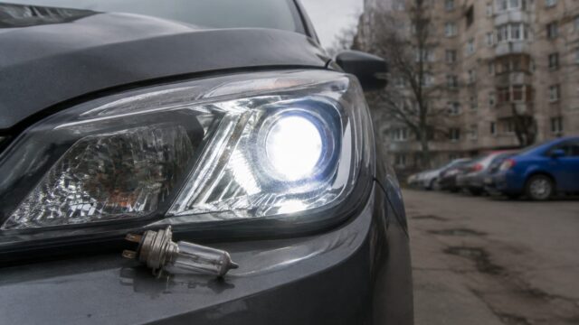 Cum se montează legal becuri LED în locul celor cu filament și ce trebuie verificat la mașină