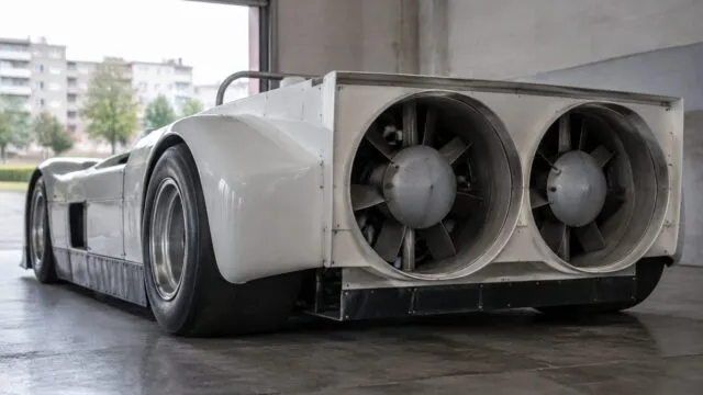 Chaparral 2J folosea două ventilatoare pentru aderență încă din 1970, cu opt ani înainte de Brabham
