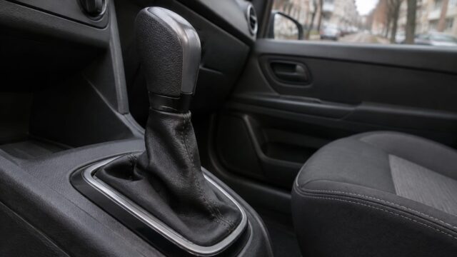 Cum se deblochează levierul unui Dacia Logan automat și când se aplică limita de remorcare de 80 km 2 Cum se deblochează levierul unui Dacia Logan automat și când se aplică limita de remorcare de 80 km