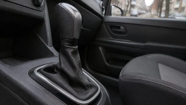 Cum se deblochează levierul unui Dacia Logan automat și când se aplică limita de remorcare de 80 km
