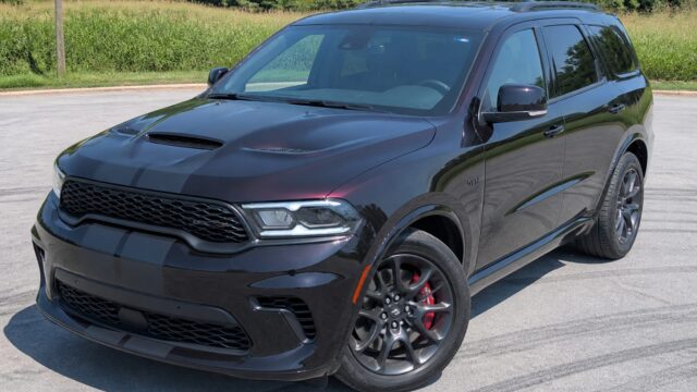 V8-ul de 6,4 litri ține în viață Dodge Durango, însă interiorul și consumul îi arată vârsta