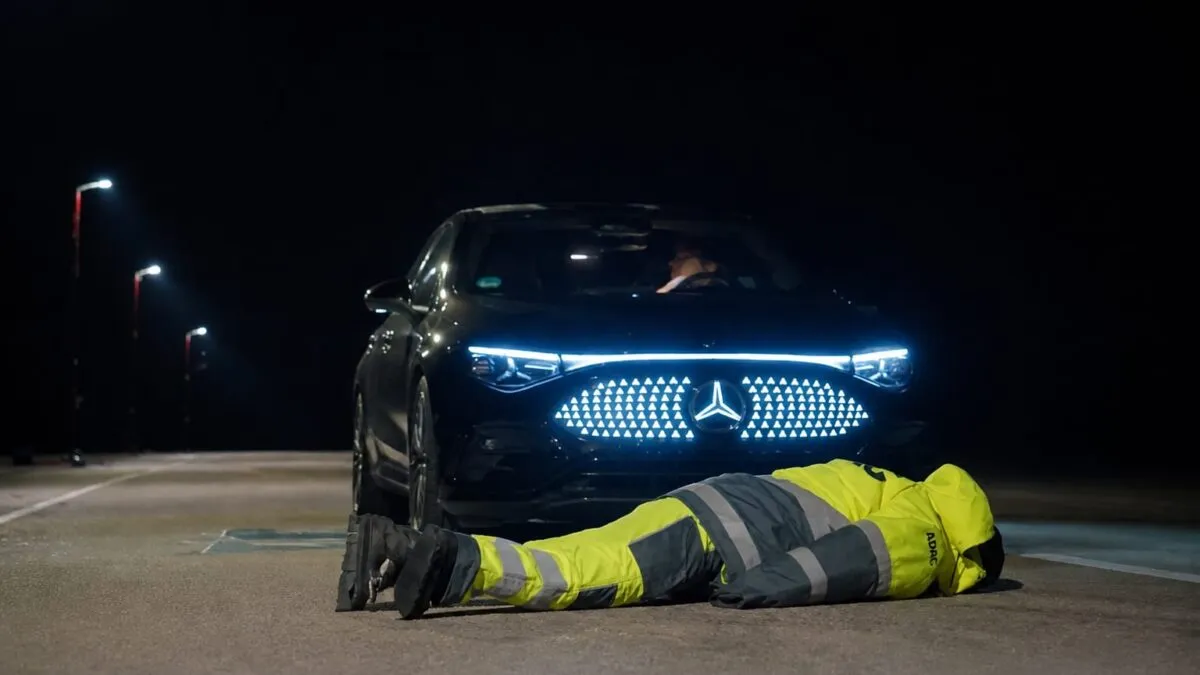 Testul ADAC arată că 5 din 6 sisteme AEB ratează pietonii noaptea în haine reflectorizante atipice
