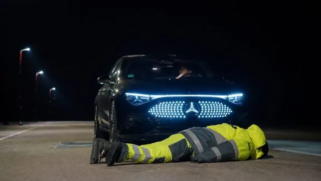 Testul ADAC arată că 5 din 6 sisteme AEB ratează pietonii noaptea în haine reflectorizante atipice