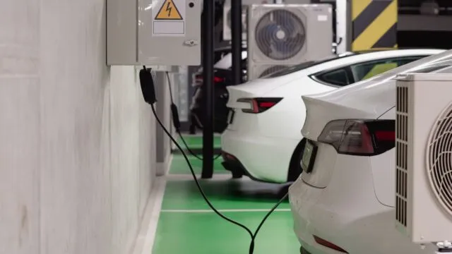 Încărcarea electrică în România explicată prin AC și DC. Ce reguli de plată au punctele noi de minimum 50 kW