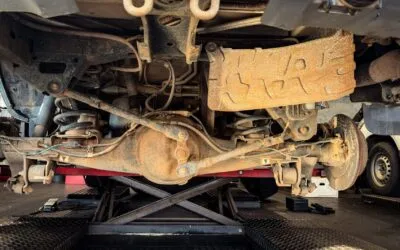 Cum se identifică articulația uzată la suspensie și când jocul impune transportul mașinii la service