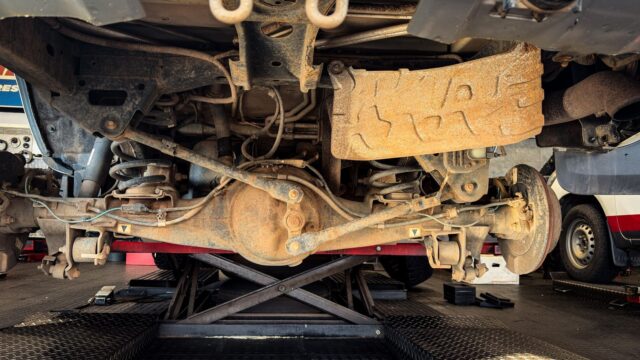 Cum se identifică articulația uzată la suspensie și când jocul impune transportul mașinii la service