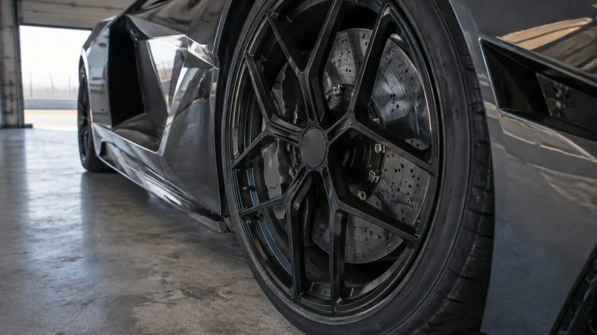 Lamborghini Revuelto SV are 1.050 CP, dar frânele fac diferența în testul pe circuit 1 Lamborghini Revuelto SV are 1.050 CP, dar frânele fac diferența în testul pe circuit