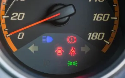 Când impun martorii din bord oprirea în siguranță a mașinii și ce avertizări cer o verificare la service