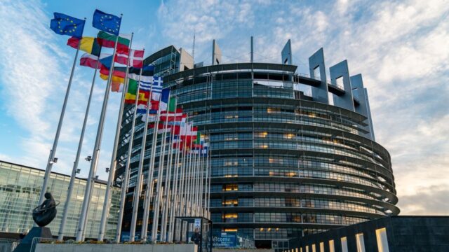 Un acord politic european ar permite vânzarea mașinilor noi cu motor termic după 2035