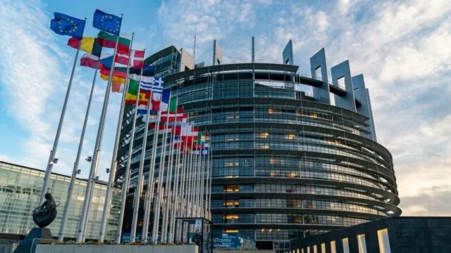 Un acord politic european ar permite vânzarea mașinilor noi cu motor termic după 2035