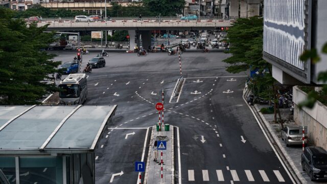 Când vor putea motocicliștii folosi benzile de autobuz și cum vor înainta pe lângă coloanele oprite 6 Când vor putea motocicliștii folosi benzile de autobuz și cum vor înainta pe lângă coloanele oprite