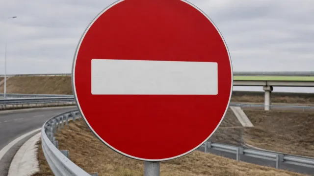 Pe A1 și A11 au fost puse indicatoare în plus. Cine intră pe contrasens riscă amendă și suspendarea permisului