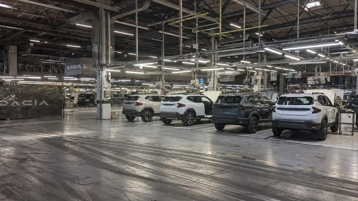 Dacia oferă prime între 45.000 și 210.000 de lei, după vechime, angajaților care aleg să plece 1 Dacia oferă prime între 45.000 și 210.000 de lei, după vechime, angajaților care aleg să plece